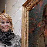 Aguirre muestra despreocupada a una visita el espeluznante retrato que la mantiene inmortal