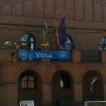 Publicidad electoral del PP en el balcón del Ayuntamiento de Grañón (La Rioja)