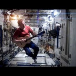 Chris Hadfield: Último día de Bowie, tuvimos permiso durante un año, hoy retiramos Space Oddity