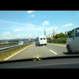 Haciendo eses por la autovía de Pontevedra, para en mitad de la calzada, se pone a bailar y finalmente se desnuda