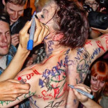 Una mujer enorme está destruyendo la industria de la música