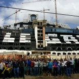 Vecinos de Carboneras "legalizan" el hotel de El Algarrobico pintando de negro la I porque según dicen "creará trabajo"