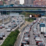 Pancarta sobre una M-30 atascada