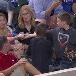 Un niño coge una bola de béisbol y la regala a una chica... o eso cree ella