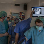 Fabiana, de 11 años, corrige el 60% de su escoliosis con una intervención pionera en Europa