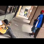 Joven improvisa con guitarra en la calle y se le suman dos más.  Resultado:  más de12  millones de visitas en YouTube