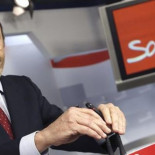 Rubalcaba tira la toalla y convoca un congreso extraordinario para julio