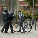 Así le rompen la oreja a un manifestante los Mossos d'Esquadra