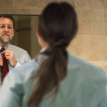 Mariano Rajoy es visto en plena calle con coleta y una camisa de Alcampo