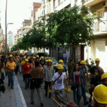 Centenares de personas con casco se dirigen a reconstruir Can Vies