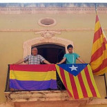 Altafulla (Tarragona) reclama la República después de la abdicación colgando la bandera republicana en el balcón (CAT)