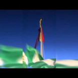 Granada: Manifestantes izan la bandera republicana tras quitar la rojigualda en la Avenida de La Constitución