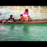 Impresionante forma de achicar agua de una barca