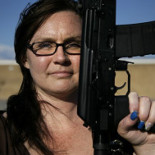 Texas: la moda extrema de ir al supermercado con el fusil de asalto