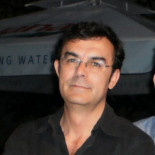 Cuatro policías suben a la redacción de eldiario.es para que quiten una bandera republicana