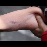 [VIDEO] Agredidos, cacheados y retenidos por sacar la bandera republicana