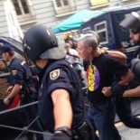 Carga policial en Sol, detenido Jorge Vestrynge