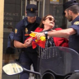 La Policía llevará ante el juez a los tres detenidos por negarse a guardar sus banderas republicanas