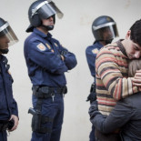 Abrazo tras el desahucio