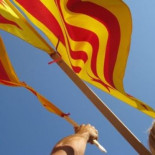 Los catalanes hablan y se identifican más con el castellano que con el catalán