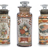 Esto fue hecho a mano en 1800 con capas de arena, no se utilizó cola