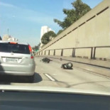 El karma "golpea" a este motociclista