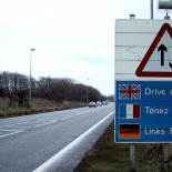 Si conduces por la izquierda en un país y por la derecha en el de al lado, ¿qué pasa en la frontera?