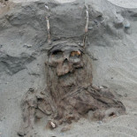 Descubren 150 tumbas de una cultura desconocida en Perú