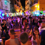 Una joven británica la emprende a mordiscos en una de las calles de ocio de Magaluf