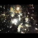 Fuegos artificiales vistos desde dentro con un drone