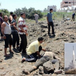 Palestino sale despedido por los aires al impactar un proyectil israelí contra su casa que mata a su esposa e hijos [EN]