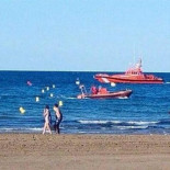 Buscan durante tres horas a un bañista en Salou y lo encuentran en un bar (CAT)