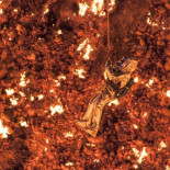 Suspendido sobre la puerta del infierno