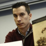 El teniente Gonzalo Segura entra preso por escribir una novela e inicia una huelga de hambre