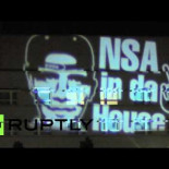 Iluminan la embajada estadounidense en Berlín con el texto "NSA in da house" y la cara de Obama