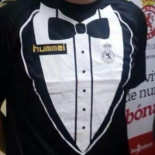 Del esperpento al éxito: medio mundo quiere el esmoquin con el que jugará la Cultural Leonesa