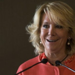 Esperanza Aguirre: "Mi perro está contento con la crisis. En vez de comida de perro, come restos de nuestra comida"