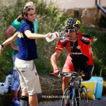 Una foto, unos ciclistas, todo un ejemplo