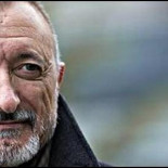 Pérez-Reverte:"Los periódicos se hunden por la crisis, pero sobre todo por su complicidad y su silencio ante el poder"