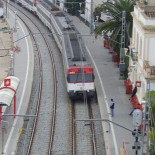 Un revisor obliga a un pasajero que viajaba sin billete a bajar del tren entre dos estaciones