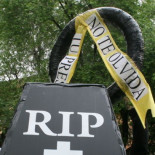 Que un conductor trabaje de cocinero o de geriatra: la última locura de Cospedal