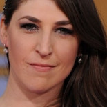 Mayim Bialik (The Big Bang Theory) dona dinero al ejército israelí para que lo invierta en chalecos antibalas