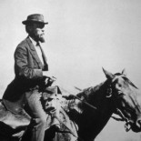 La historia del hombre que coge piedras mientras corre