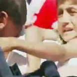 Refugiados yazidi desesperados rescatados de Mt Sinjar - vídeo