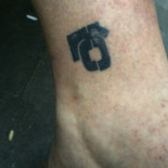 La Ertzaintza sanciona a una hernaniarra por un tatuaje con el logo de la amnistía