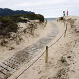 Muere una mujer apuñalada en la playa de Laredo por un hombre que también hirió a su padre