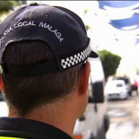 Los familiares aplauden a tres de los presuntos violadores de la joven de Málaga al salir del juzgado