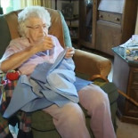 Una anciana de 99 años cose un vestido cada día para los niños necesitados de África