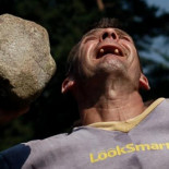 Dos vascos acorralan y destruyen el virus del Ébola con palos y piedras