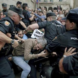 El Gobierno justifica los heridos de la protesta contra Merkel porque era ilegal